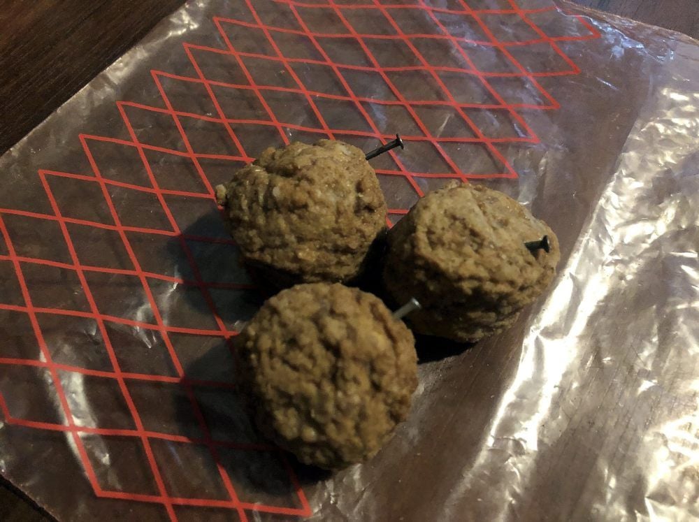 Nagel-gespicktes Futter wurde am Schwarzen Weg gefunden.