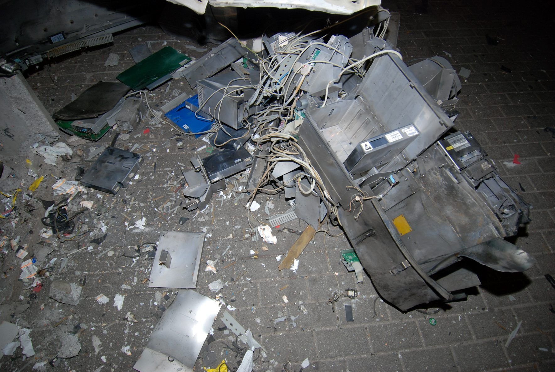 Der Fahrkartenautomat in Calbe wurde mit einem Feuerwerkskörper gesprengt und dabei völlig zerstört.