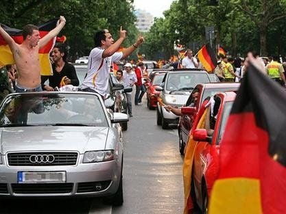 Die Freude kennt keine Grenzen mehr, doch die Fahrer sollten vor allem auf die Straße achten.