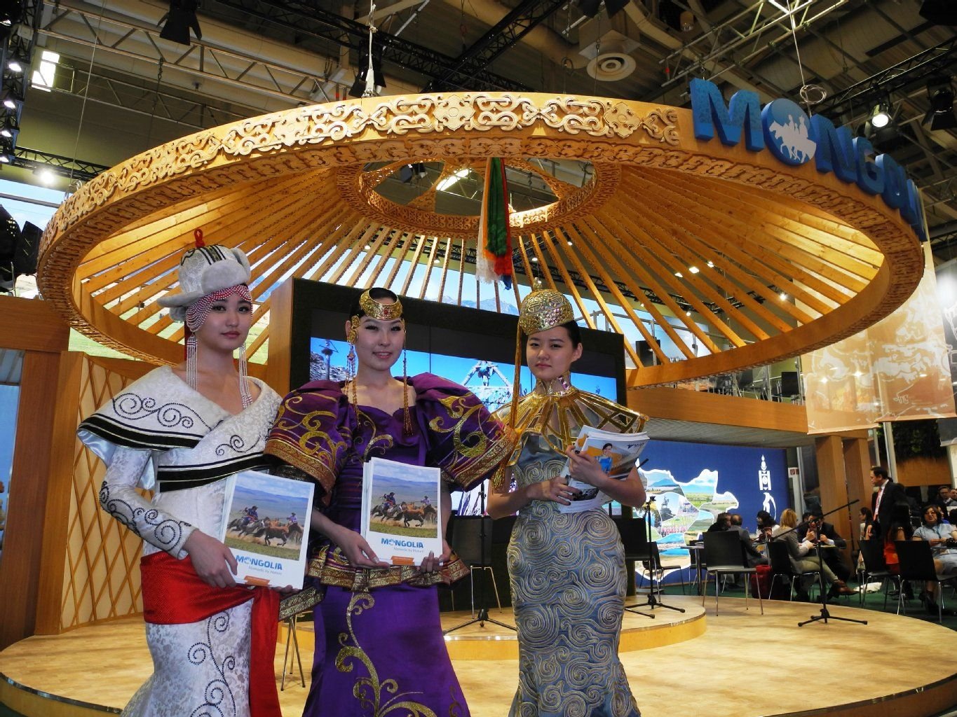 Traditionelle Kostüme präsentiert die Mongolei an ihrem Stand auf der ITB.