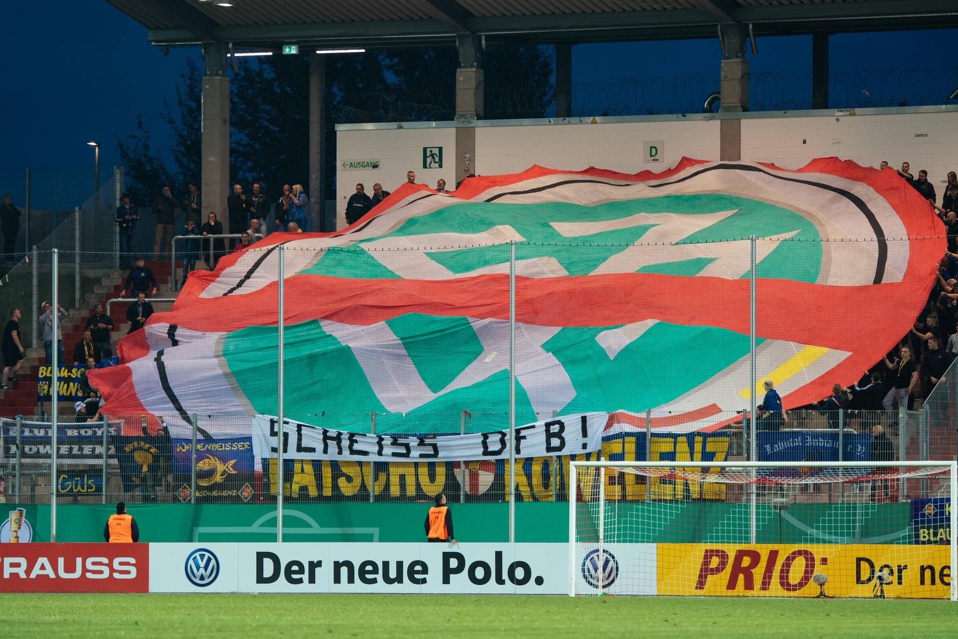 Banner gegen den DFB gab es zuletzt immer wieder in deutschen Stadien.