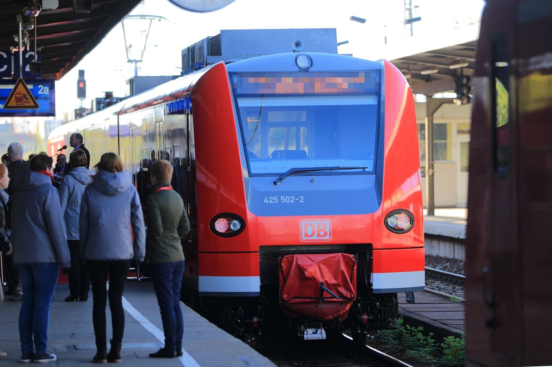 Ein modernisierter Elektrotriebwagen vom Typ ET425 der S-Bahn Mittelelbe im Hauptbahnhof in Magdeburg