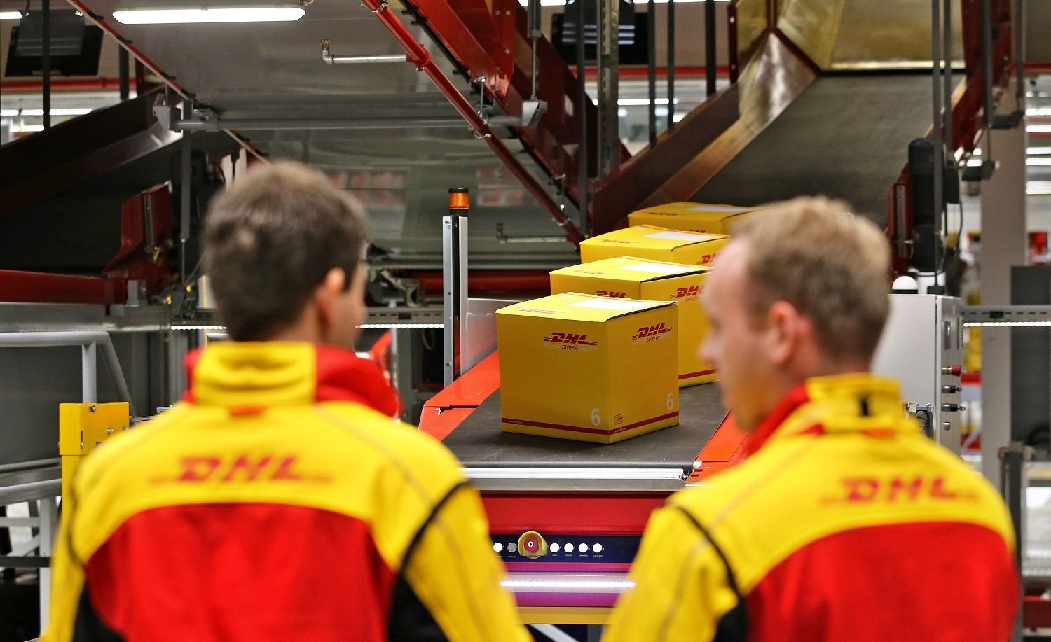 DHL sucht neue Mitarbeiter am Flughafen Halle/Leipzig, bei dem vor allem Express-Päckchen verarbeitet werden.