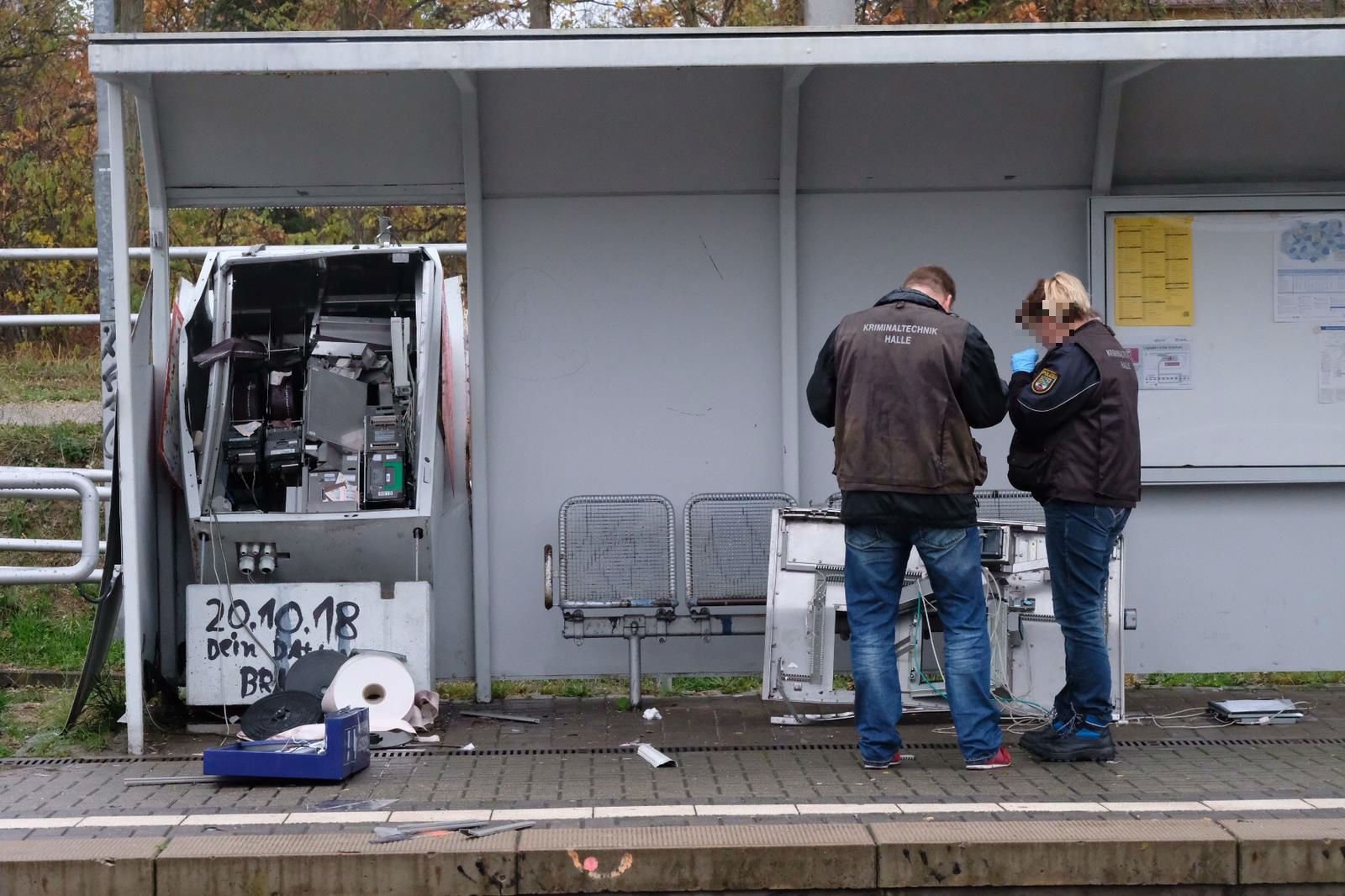 Ein neuer Fall eines gesprengten Fahrkartenautomaten beschäftigt die Ermittler in Halle. Erst vor wenigen Wochen war ein 19-Jähriger bei einer Explosion gestorben.