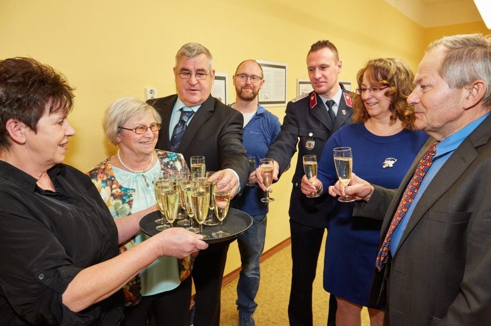 Lothar Jänsch (3. v. li.) stößt mit seinen Gästen mit einem Glas Sekt auf das neue Jahr an.