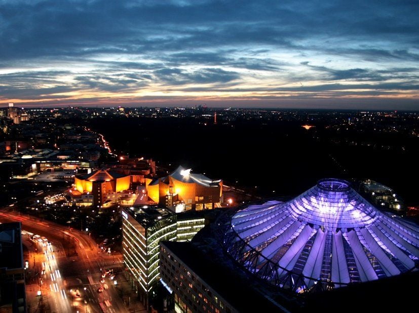 Dämmerung über den Dächern von Berlin vom Panoramapunkt aus gesehen