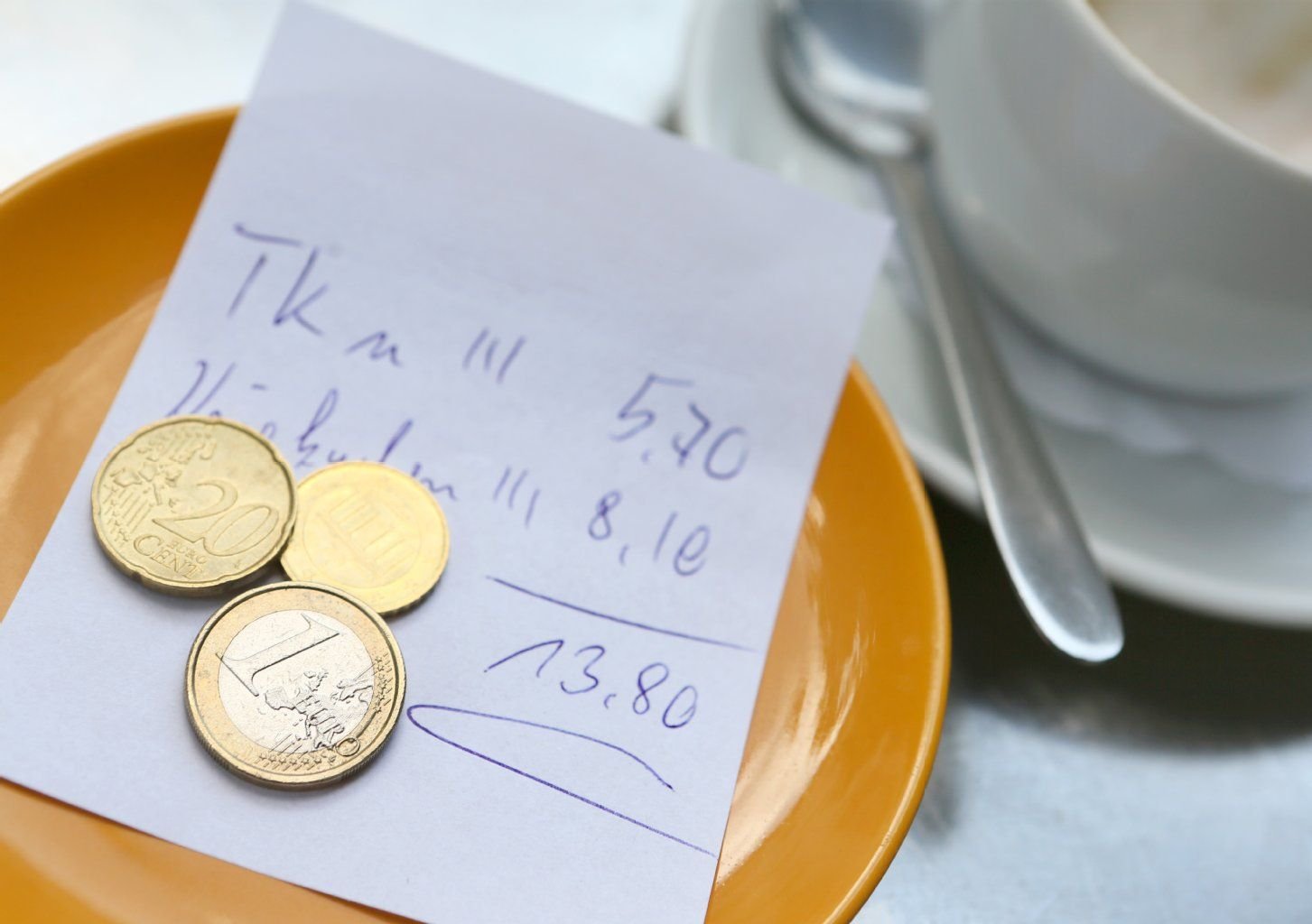 Laut einer Studie der Stiftung für Zukunftsfragen würden die Bundesbürger am ehesten beim Ausgehen sparen – auch beim Trinkgeld.