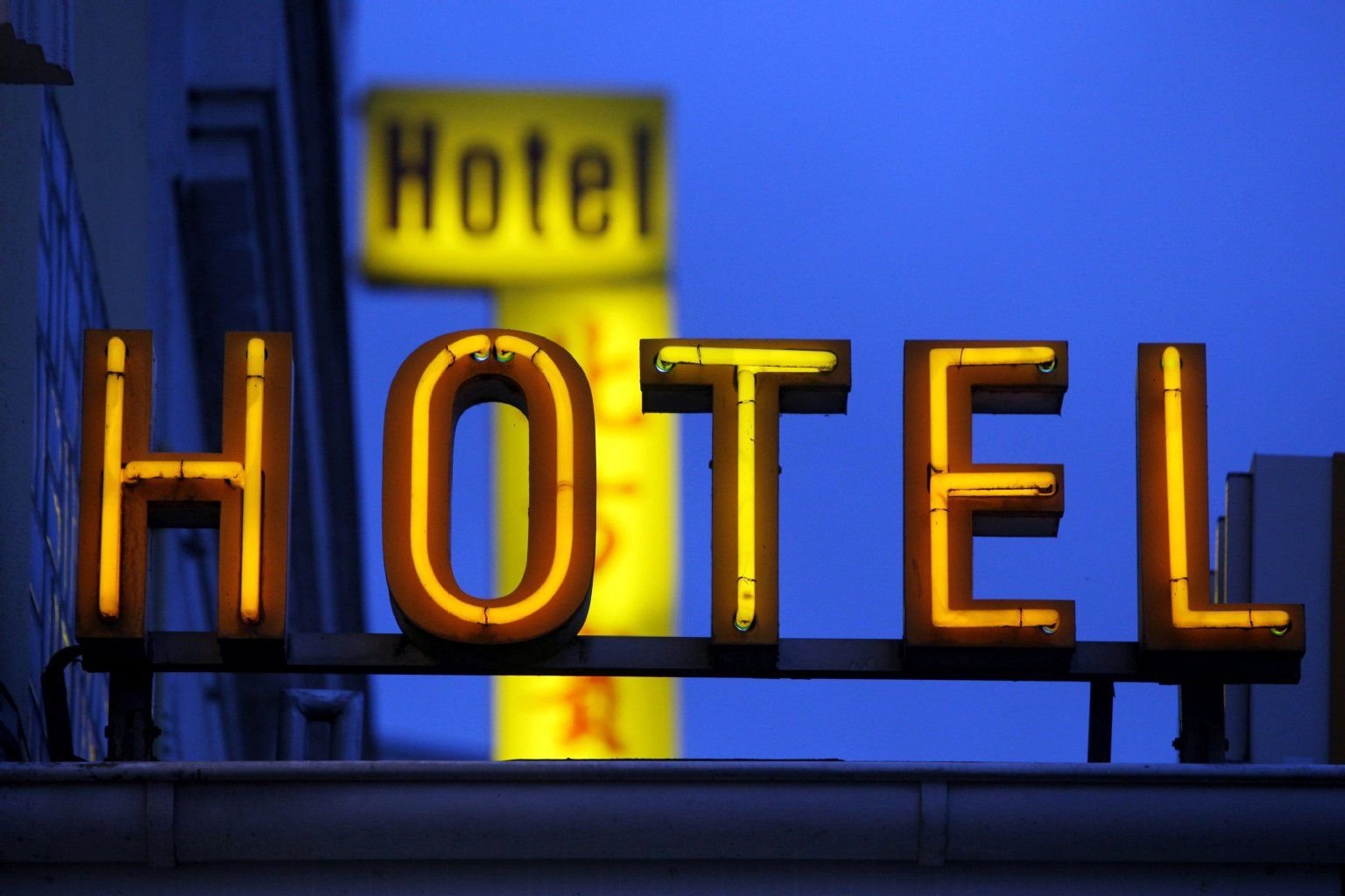 In bestimmten Städten zahlt man im Hotel eine sogenannte Bettensteuer.