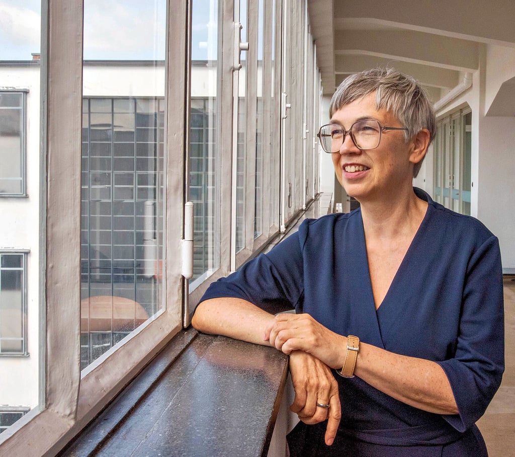 Schauen wir mal: Stiftungsdirektorin Barbara Steiner auf der Brücke des Bauhauses in Dessau