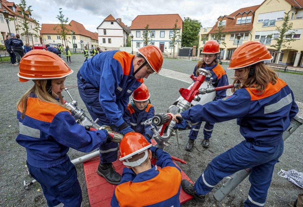 Mitglieder der Jugendfeuerwehr Neinstedt kämpfen beim Aufstellen eines Amaturenbaums um eine gute Zeit.