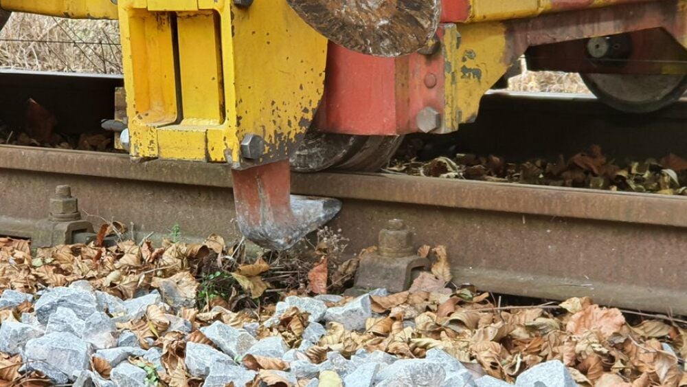 Die Gleise werden angehoben.