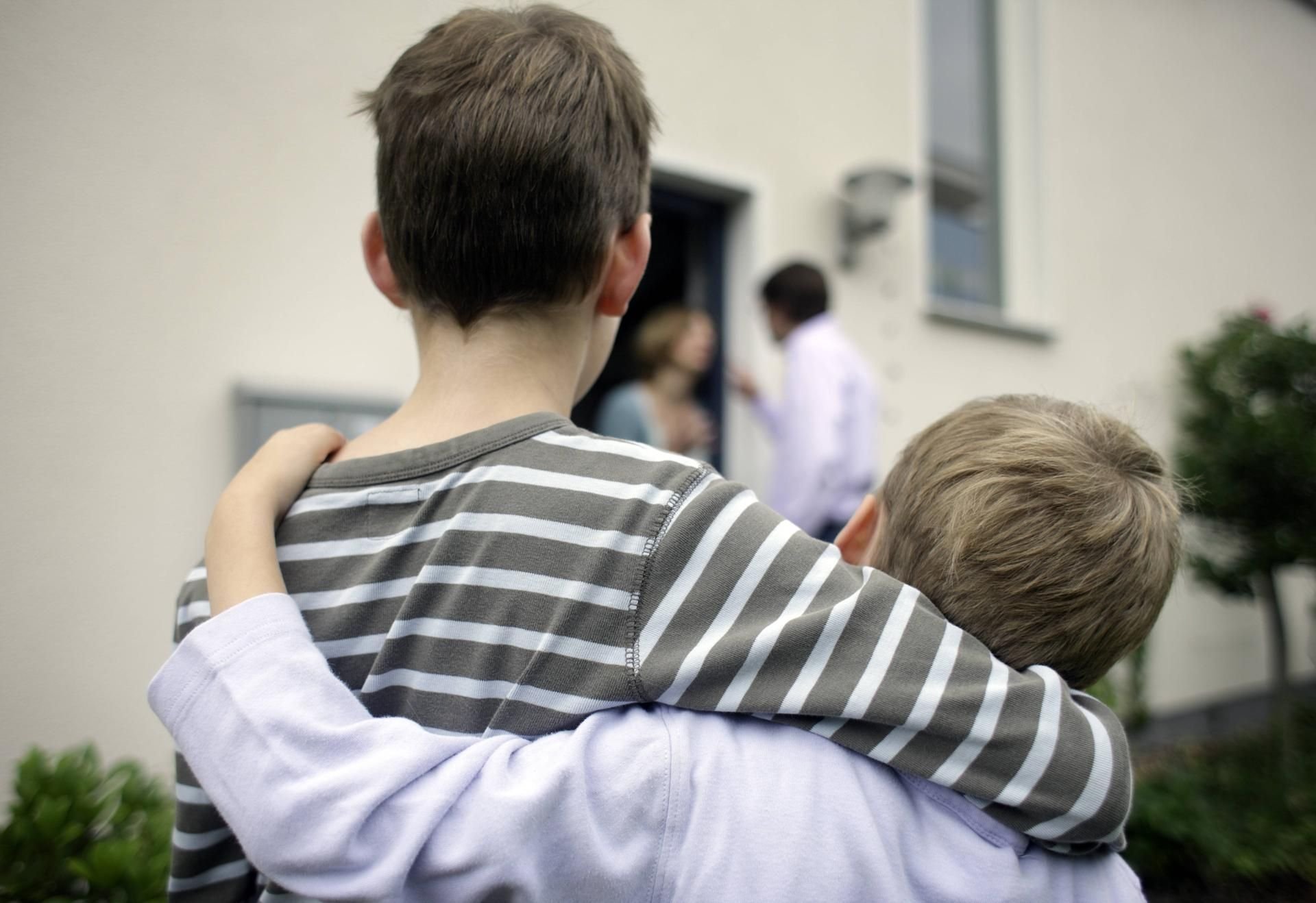 Streit zwischen Eltern ist nicht immer zu vermeiden. Auseinandersetzungen sollten aber nicht vor kleinen Kindern ausgetragen werden.