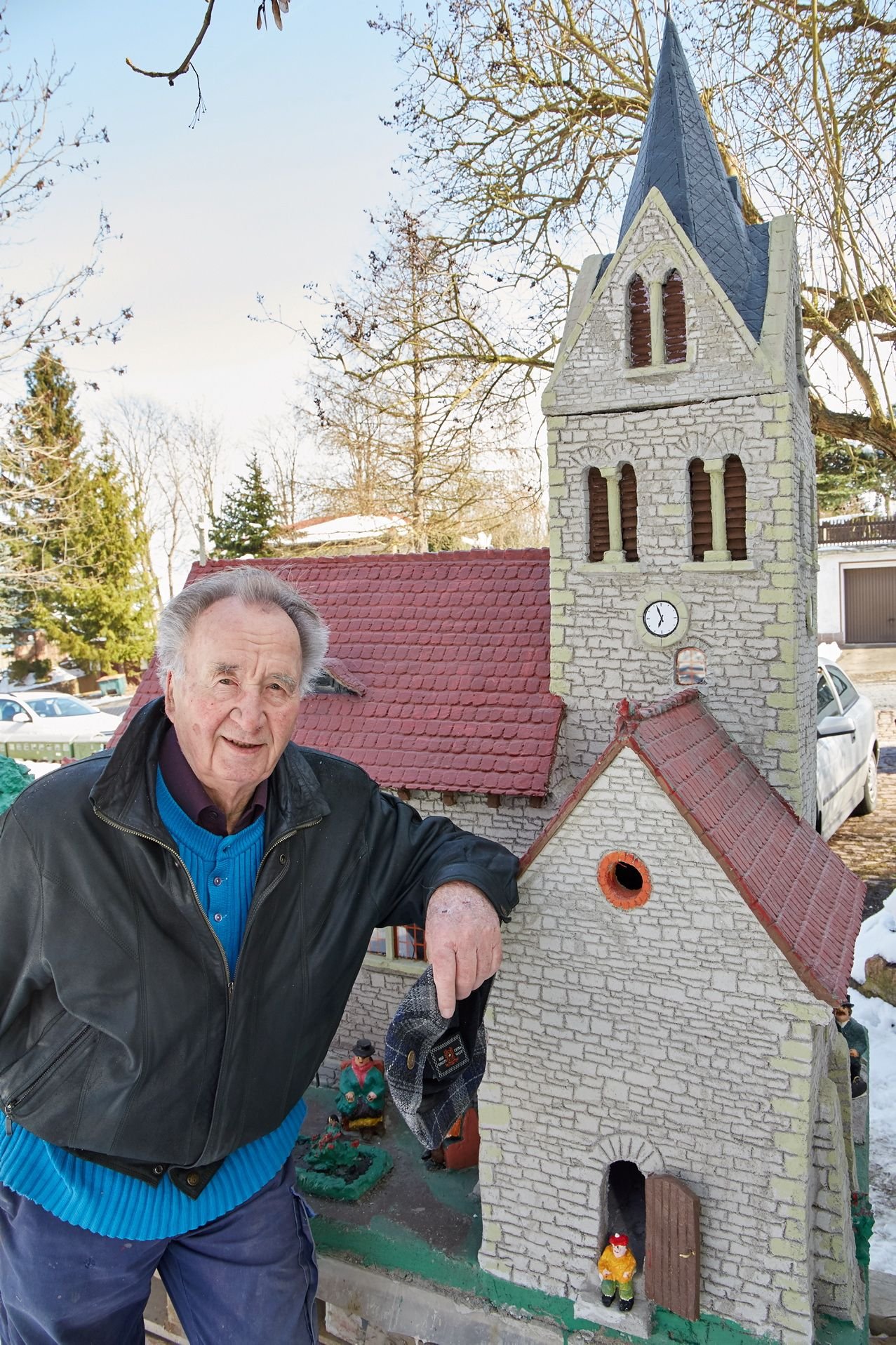 Günther Beinert hat ein Modell vom Kloster Cölbigk gebaut.