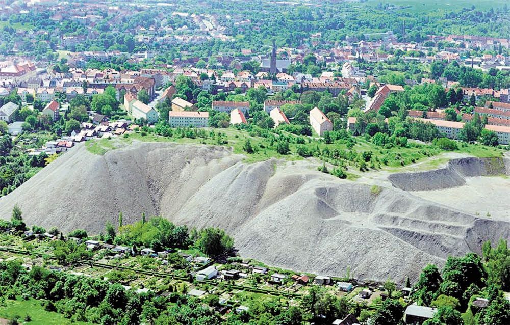 Reste des Kupferbergbaus: Die Halde im Nordosten von Eisleben bedeckt eine Fläche von 8,4 Hektar. Sie gehörte zum Lademannschacht und wurde von 1879 bis 1964 aufgeschüttet.
