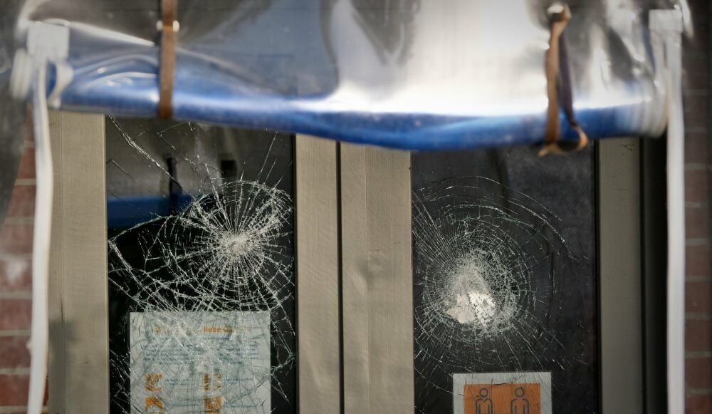 Das Sicherheitsglas ist stark beschädigt worden.