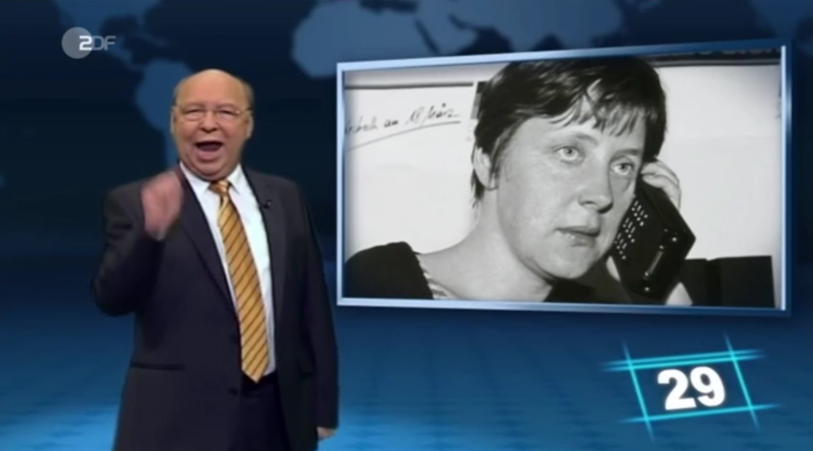 Angela Merkel mit dem Robotron 7 aus dem VEB Handy-Kombinat Bitterfeld in der Heute-Show.