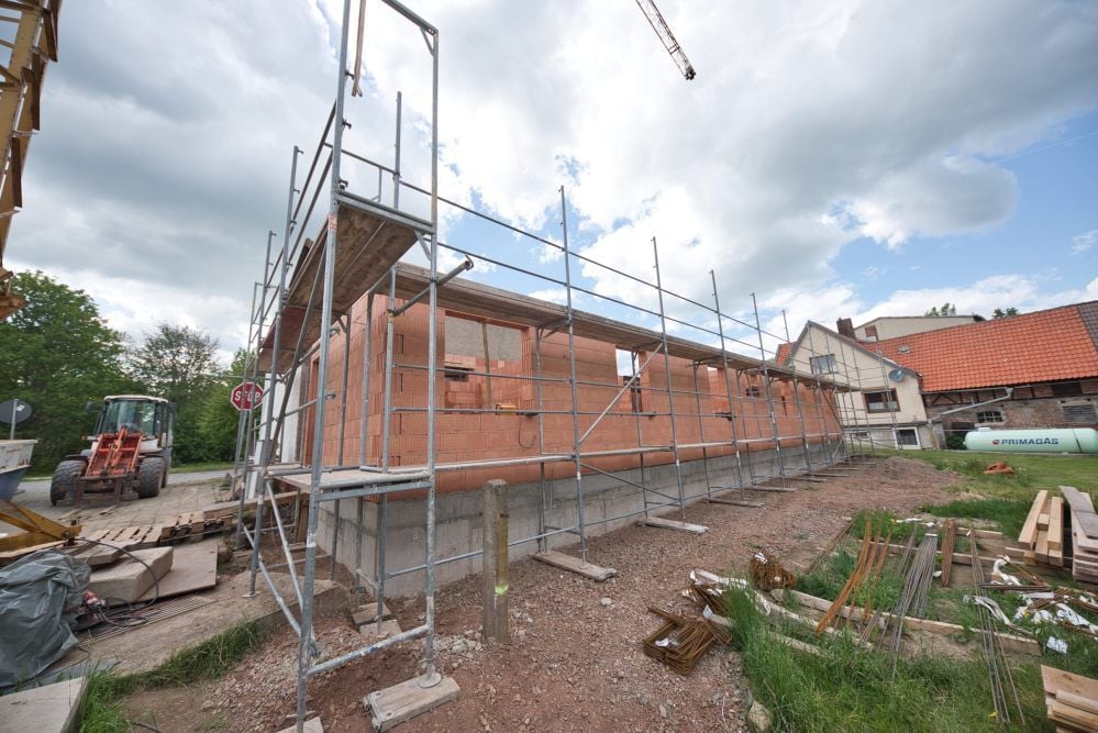 Das Feuerwehrgerätehaus in Siptenfelde nimmt Gestalt an. Der Rohbau steht.