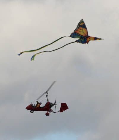 Pilot Willi Horka kreist mit seinem Tragschrauber über der Demo.