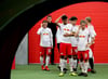 Die Profis von RB Leipzig warten im Spielertunnel beim Testspiel gegen Dukla Prag.