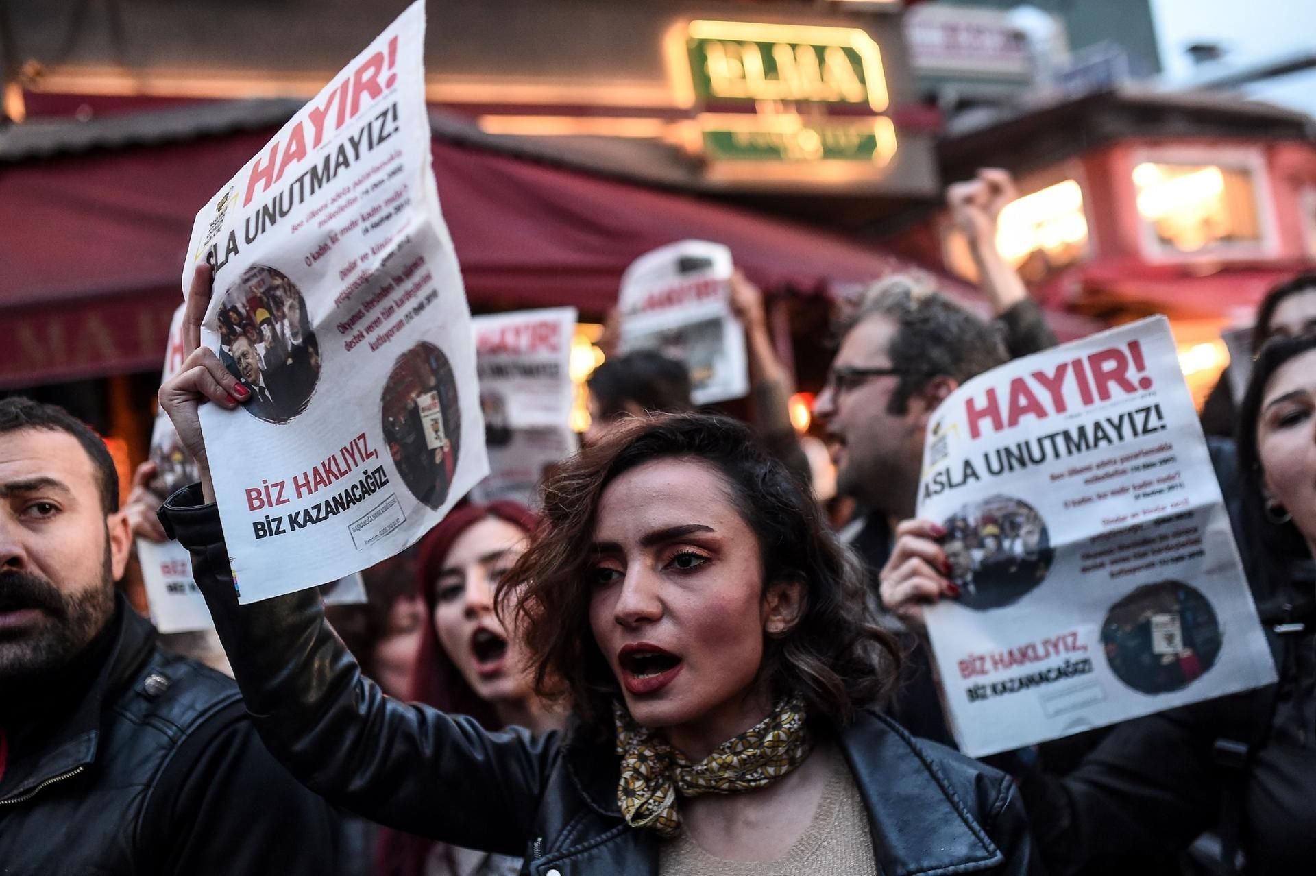 Anhänger der Opposition gehen in Istanbul gegen das Ergebnis beim Verfassungsreferendum auf die Straße.