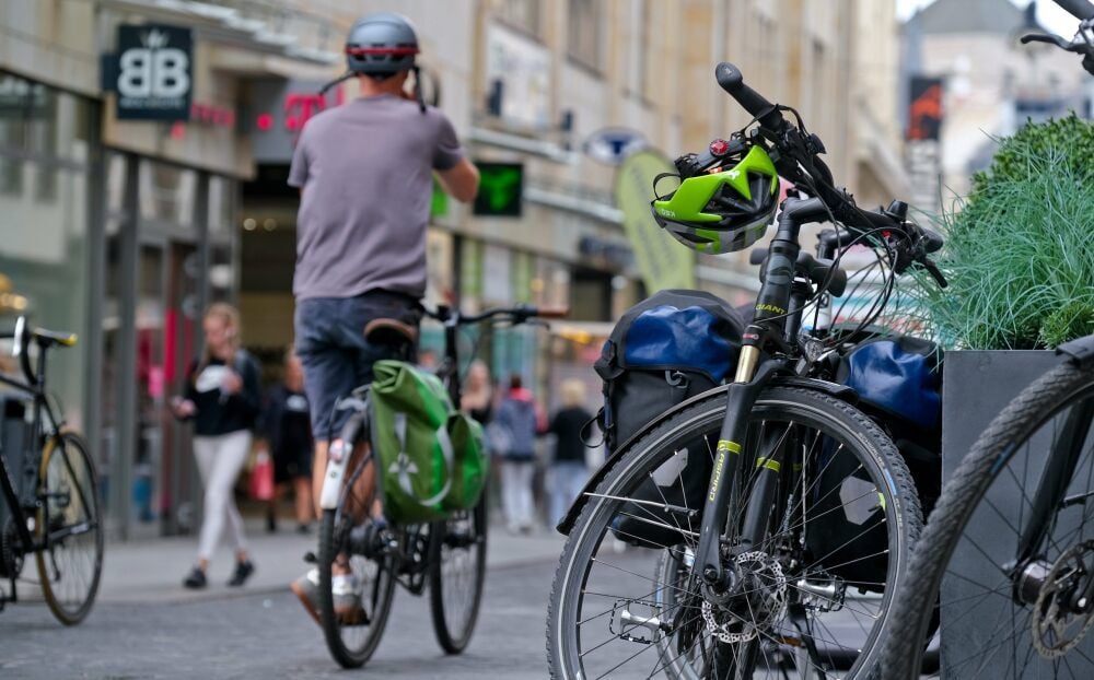 Noch müssen Fahrräder in der Leipziger Straße, Halles Boulevard, zwischen 9 und 20 Uhr geschoben werden. Kippt der OB dieses Verbot?