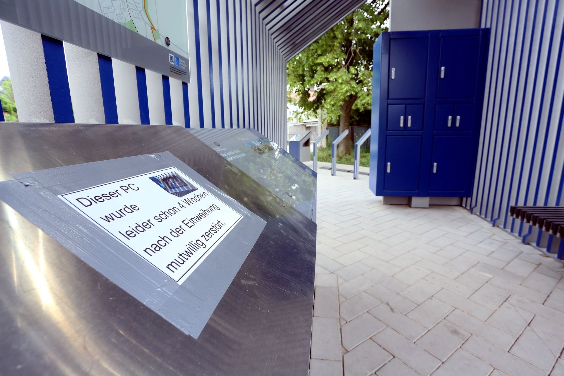 Der mit Berührungen zu steuernde Bildschirm der Radstation wurde zerstört und notdürftig mit einer Metallplatte abgedeckt.