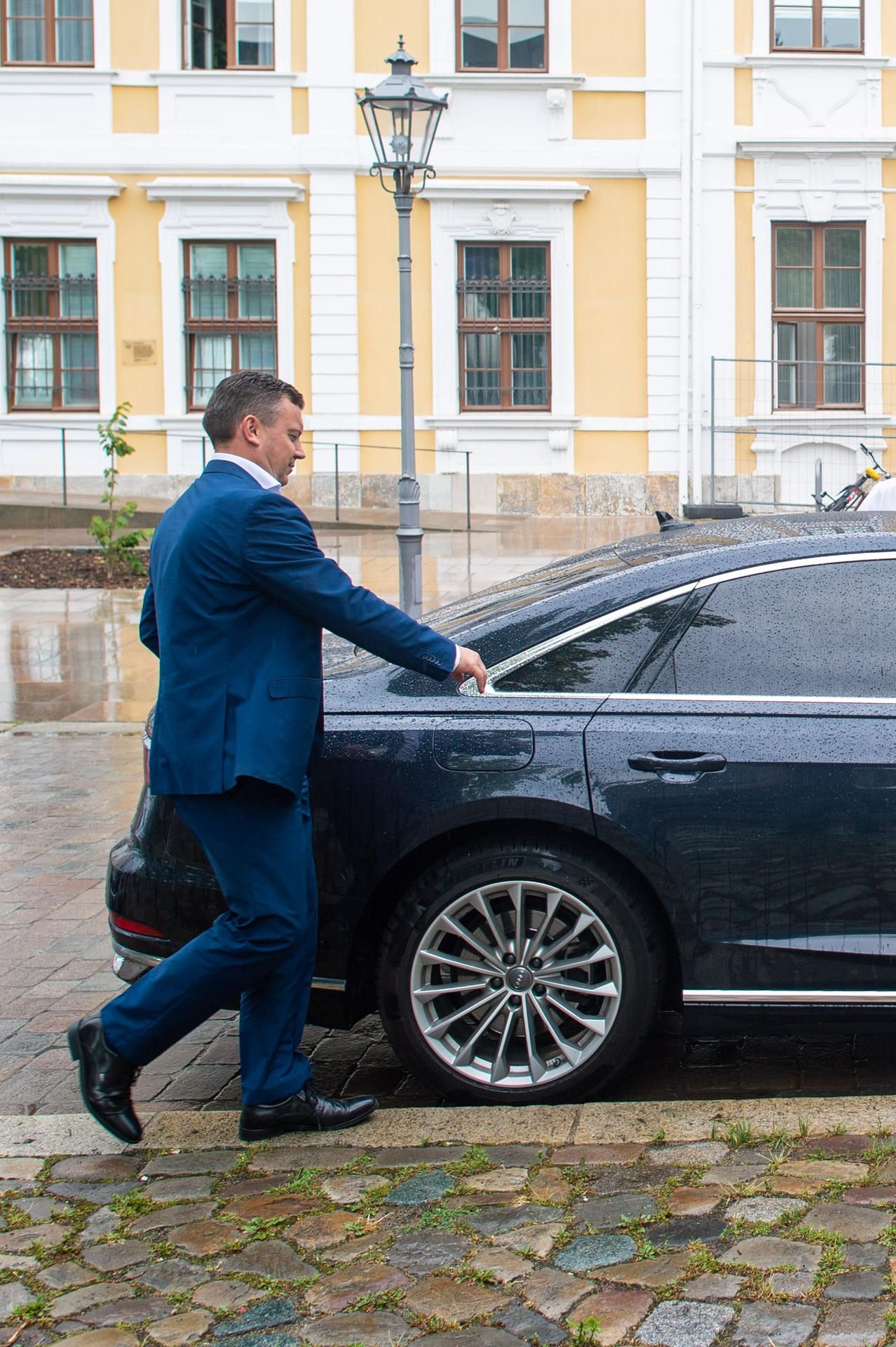 Andre Schröder (CDU), ehemaliger Finanzminister des Landes Sachsen-Anhalt, geht, nachdem er den Landtag verlassen hat, zu einem Auto.