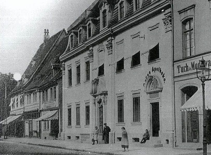 Das um 1900 entstandene Foto zeigt die Grüne Apotheke (Mitte), im Haus links daneben befand sich die Bäckerei Kuhlmann.
