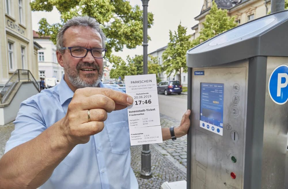 Bernburgs Ordnungsdezernent Holger Dittrich hält das neue Innenstadt-Ticket in den Händen.