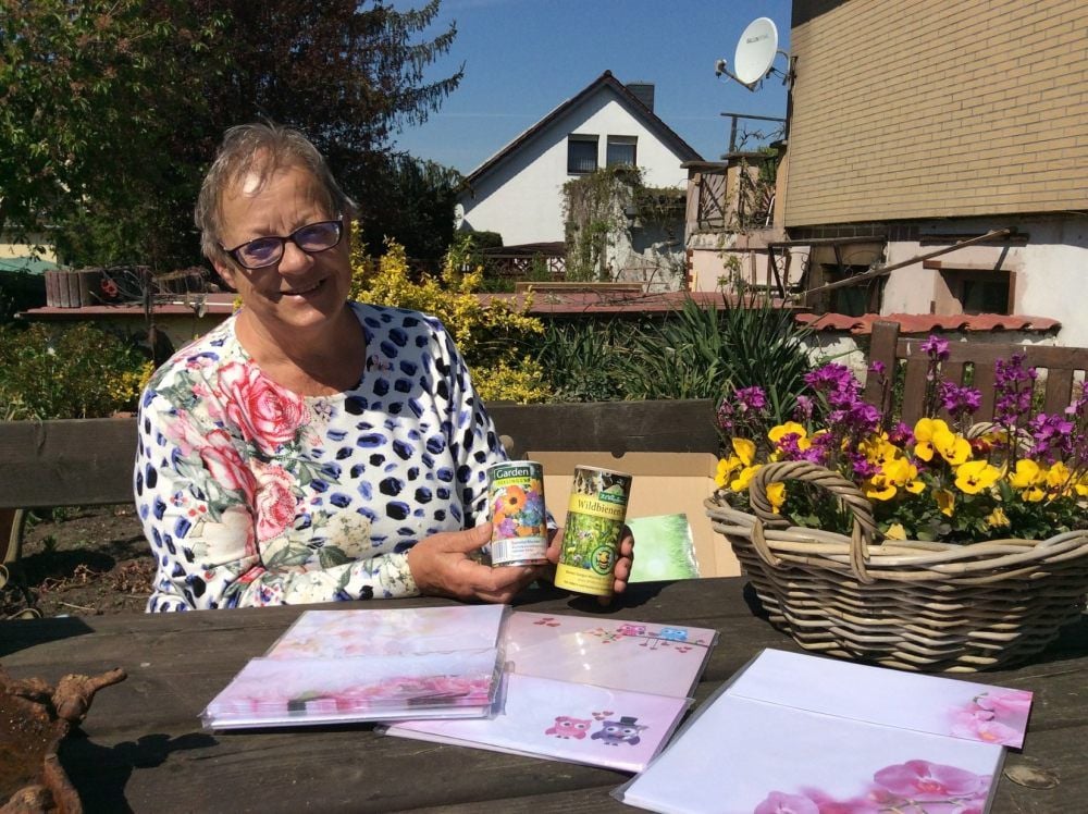 Kornelia Bodenstein mit Briefpapier und Blumensamen, die sie den Senioren nach der Corona-Krise auch schenken will.