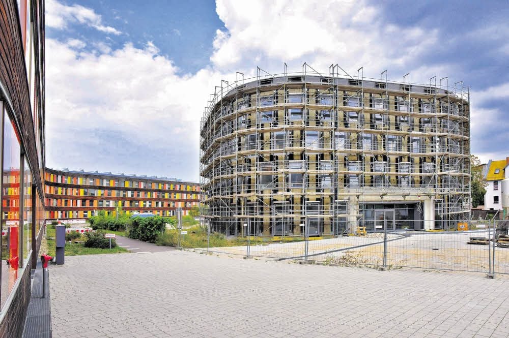 Seit einem Jahr sollte der Anbau des Umweltbundesamts bezogen sein.Keiner weiß, wann die Fassade aussieht wie geplant.