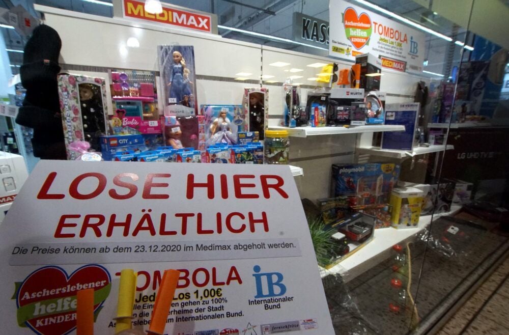 Die Lose gibt es im Medimax-Elektronikmarkt in Aschersleben, wo auch die Preise ausgestellt sind.