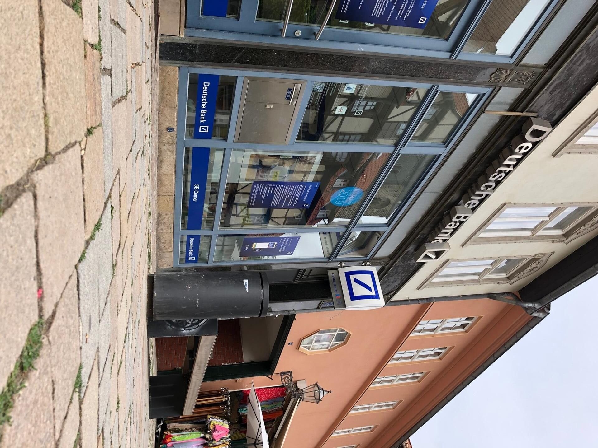 Die Selbstbedienungs-Filiale der Deutschen Bank in der Marktstraße in Quedlinburg