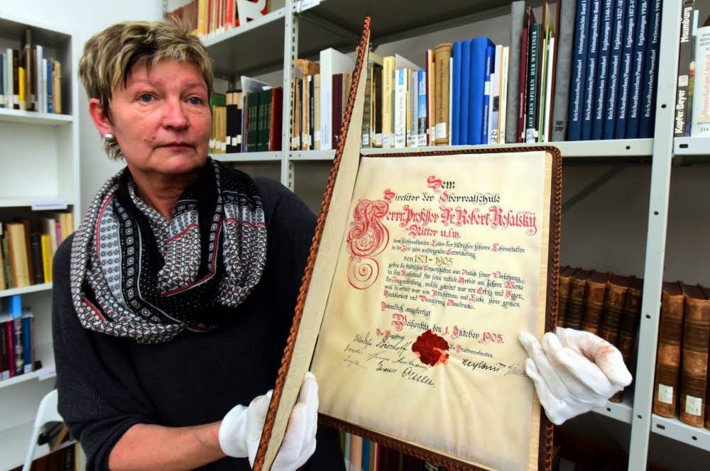 Prächtiges Zeitdokument - diese Urkunde eines ehemaligen Rektors der Oberrealschule erhielt Silke Künzel von dessen Ururenkelin.