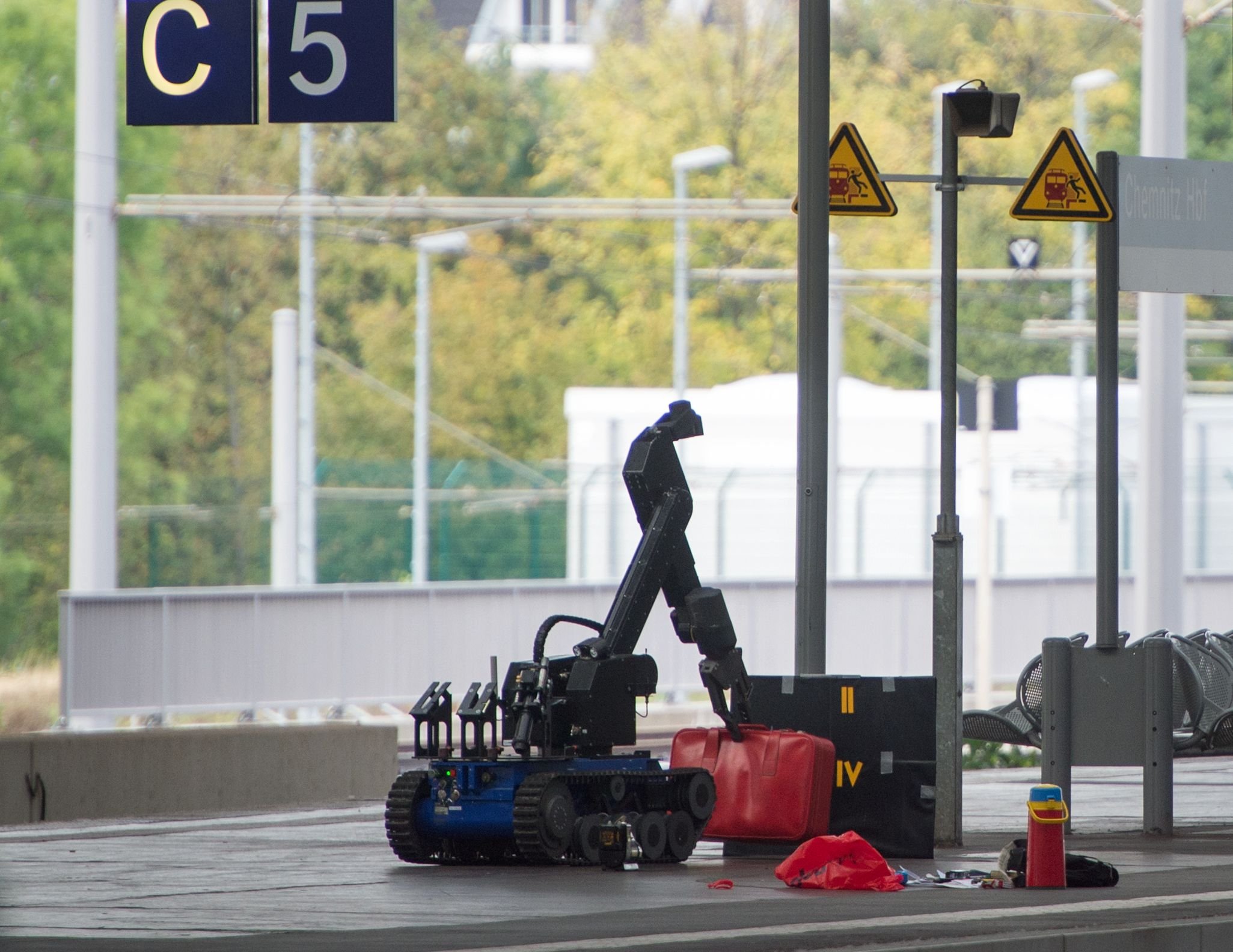 Die Polizei untersucht den Koffer mit Hilfe eines Roboters.
