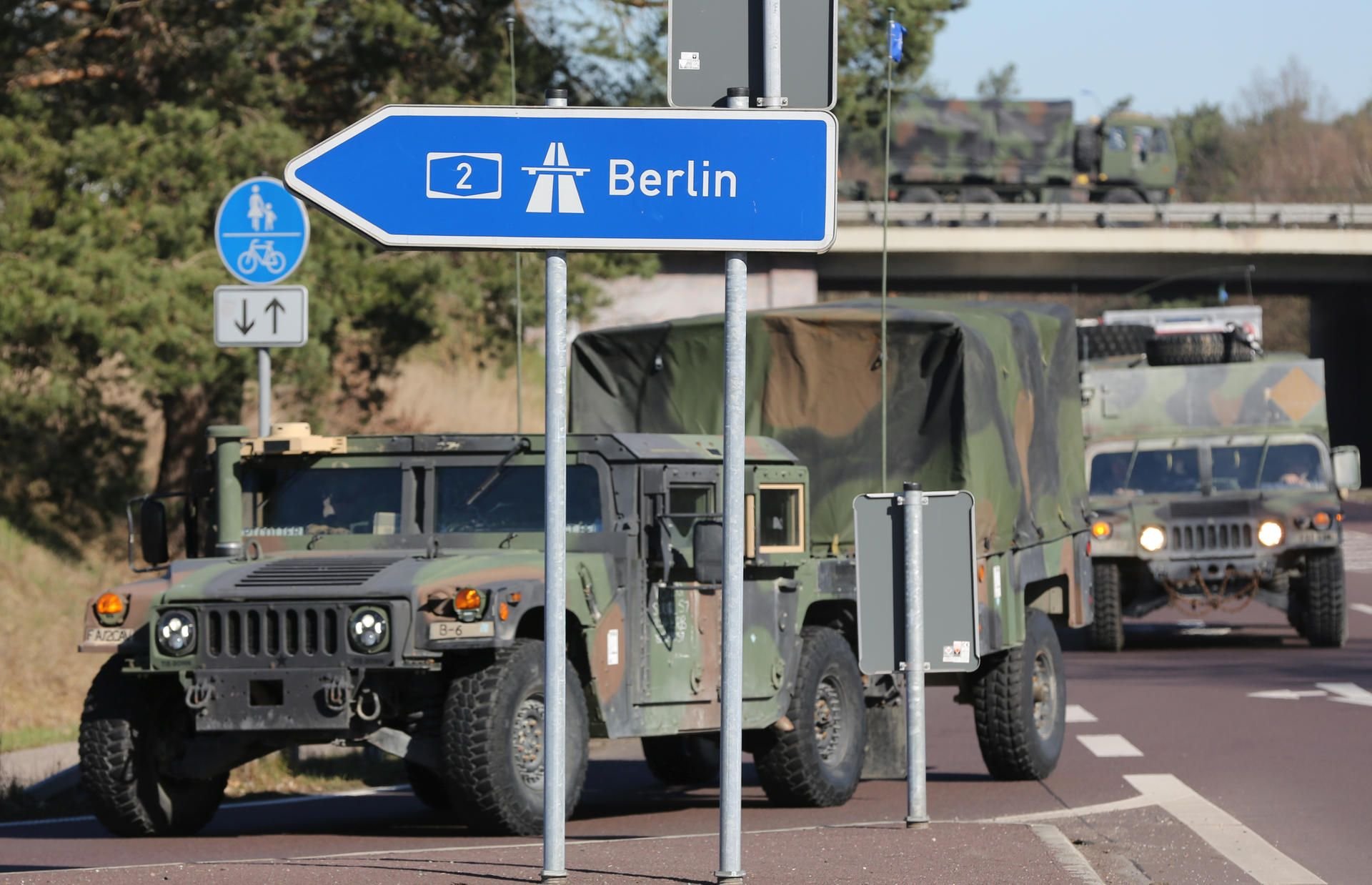 Nato-Militärfahrzeuge auf der A2 bei Burg in Sachsen-Anhalt.