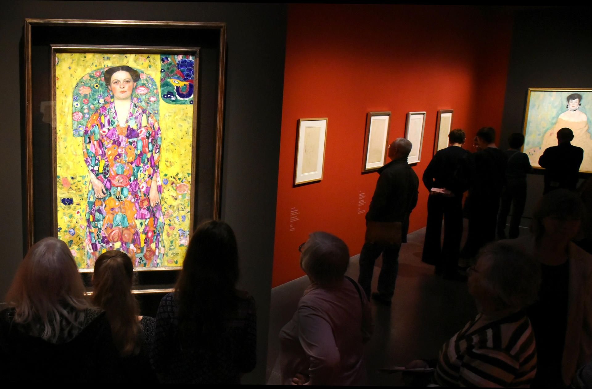 Besucher betrachten im Kunstmuseum Moritzburg in einer Sonderschau die Gemälde "Eugenia Primavesi" (l) und "Amalie Zuckerkandl"(r) sowie Zeichnungen des Wiener Jugendstil-Malers Gustav Klimt (1862-1918).