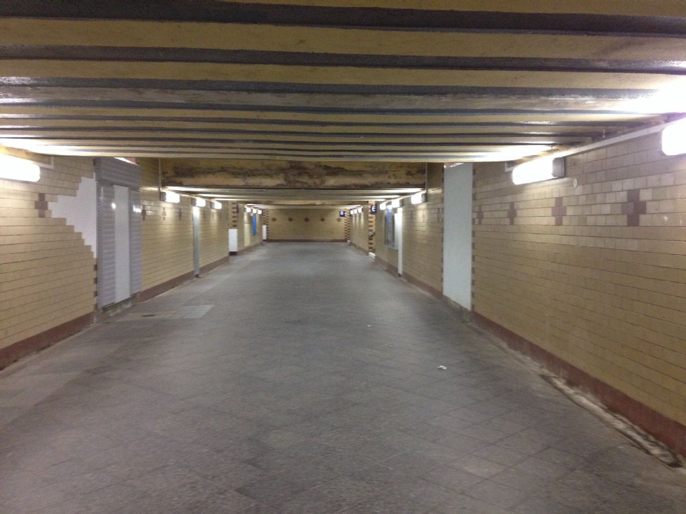 Kein Mensch ist um 21 Uhr auf dem Zeitzer Bahnhof. Das liegt weniger am Zugausfall durch den Lokführerstreik als daran, dass um diese Zeit niemand mehr fährt.