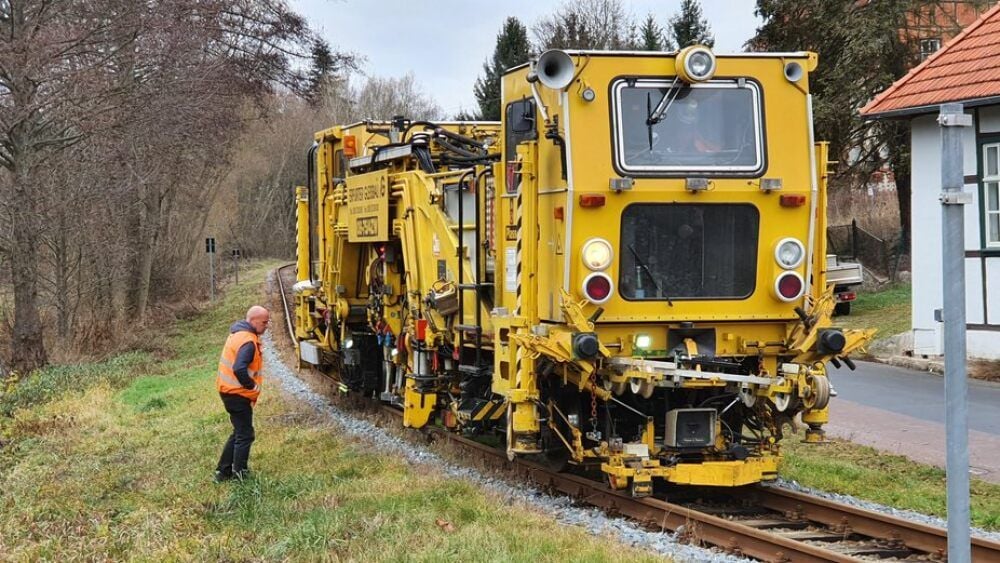 Die Gleisstopfmaschine im Einsatz in Straßberg.