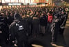 Die Polizei in Köln am Silvesterabend 2016 mit einer Gruppe südländisch aussehender Männer.