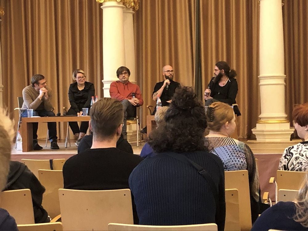Zum Abschluss des Kulturgesprächs kamen auch die Gäste Jonas Engelmann, Veronika Kracher und Frank Apunkt Schneider sowie Jan Batzer (v.l.), Lehrbeauftragter der Hochschule, nochmal zu Wort.
