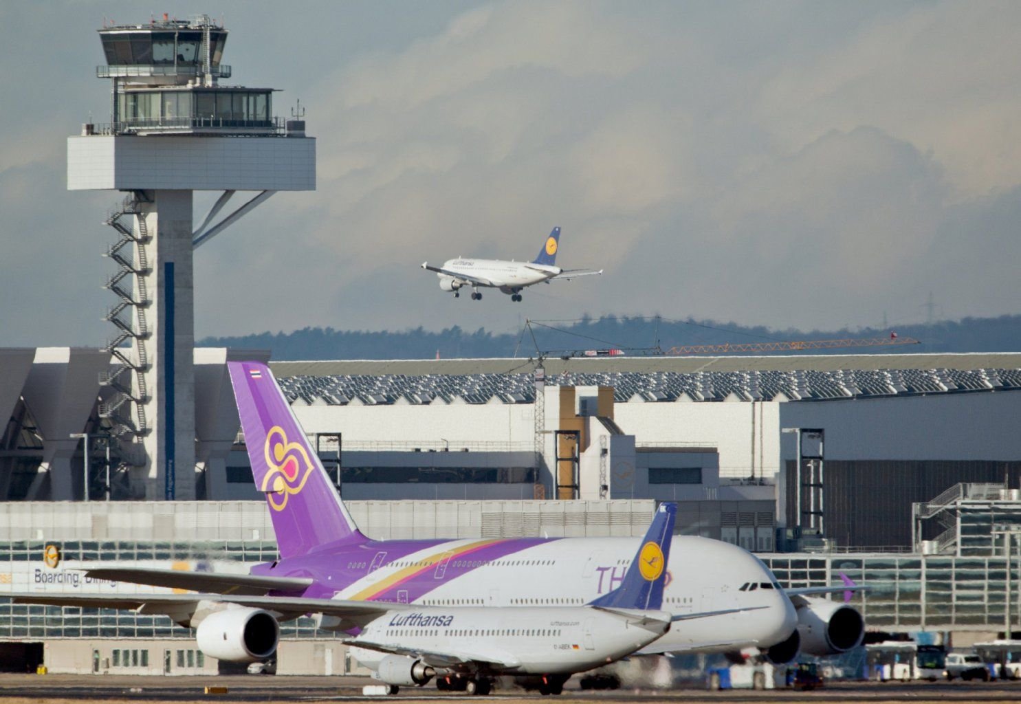 Die Geschäftsführer der Kölner Wisskirchen Logistik GmbH werden beschuldigt, einen Lufthansa-Cargo-Mitarbeiter bestochen zu haben.