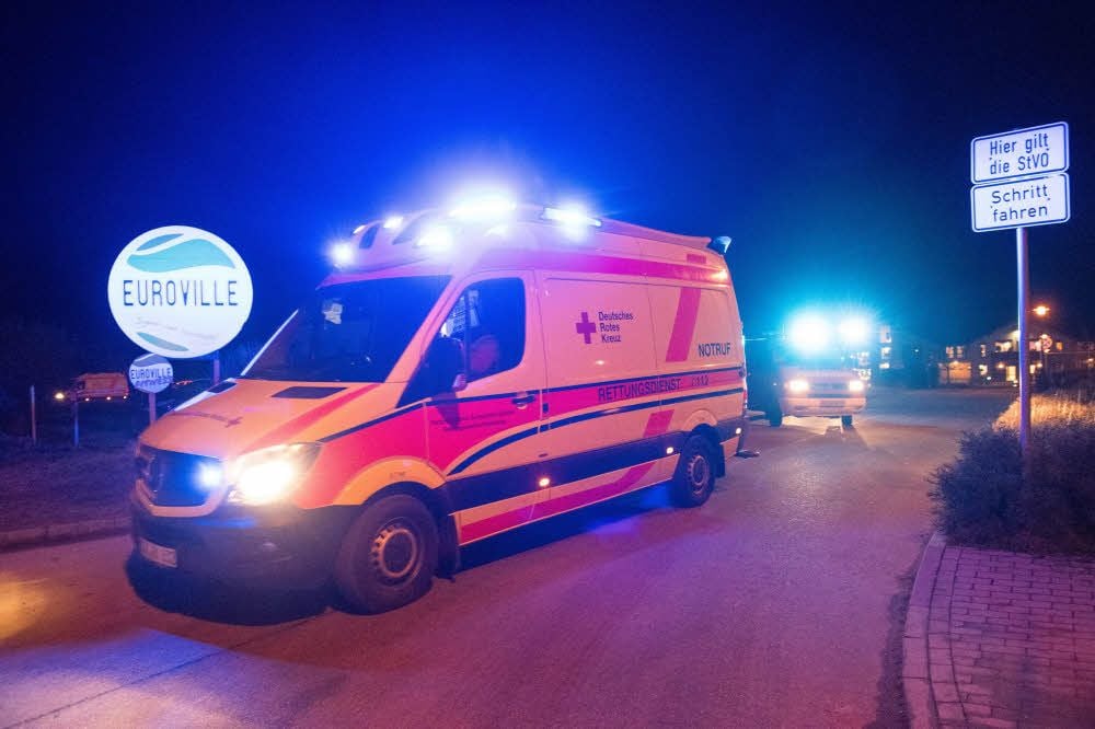 Nach starken Hautreizungen mussten 14 Mitglieder einer Jugend-Fußballmannschaft von ihrer Unterkunft ins Krankenhaus gebracht werden.