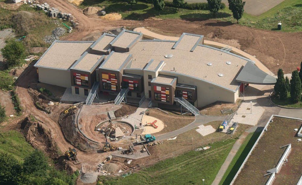 Luftaufnahme der neuen Sine-Cura-Schule, die am 4. September 2015 eröffnet wurde.