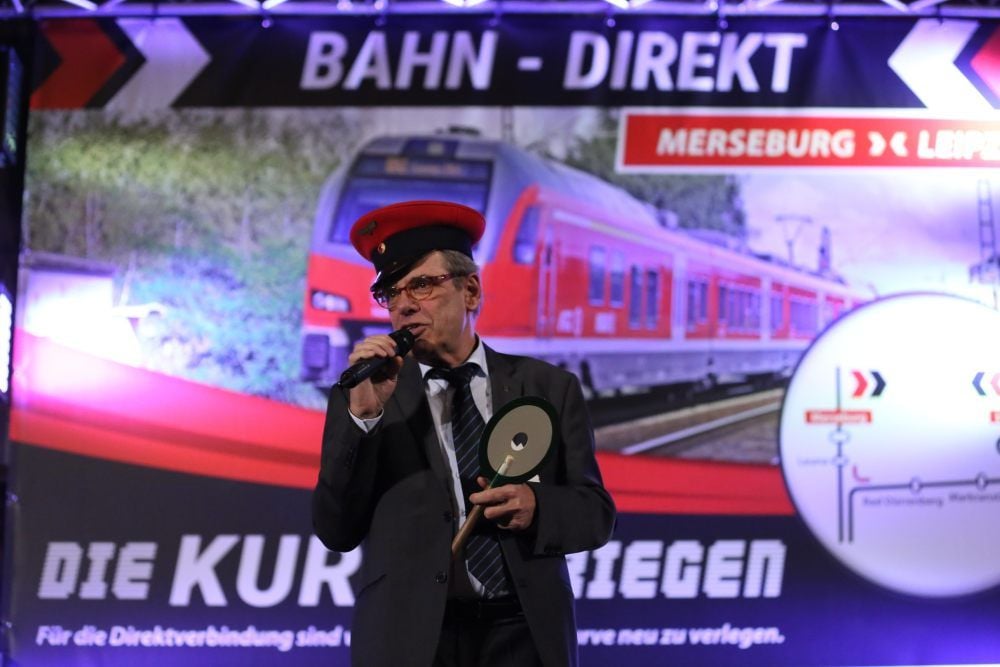 Beim Neujahrsempfang der Stadt Merseburg am Donnerstagabend gab Hans-Hubert Werner (CDU) den „Schaffner“. Grund war eine Bahn-Kampagne, die die Stadt am Abend gestartet hat. Merseburg wirbt darin für eine direkte Bahnverbindung nach Leipzig.