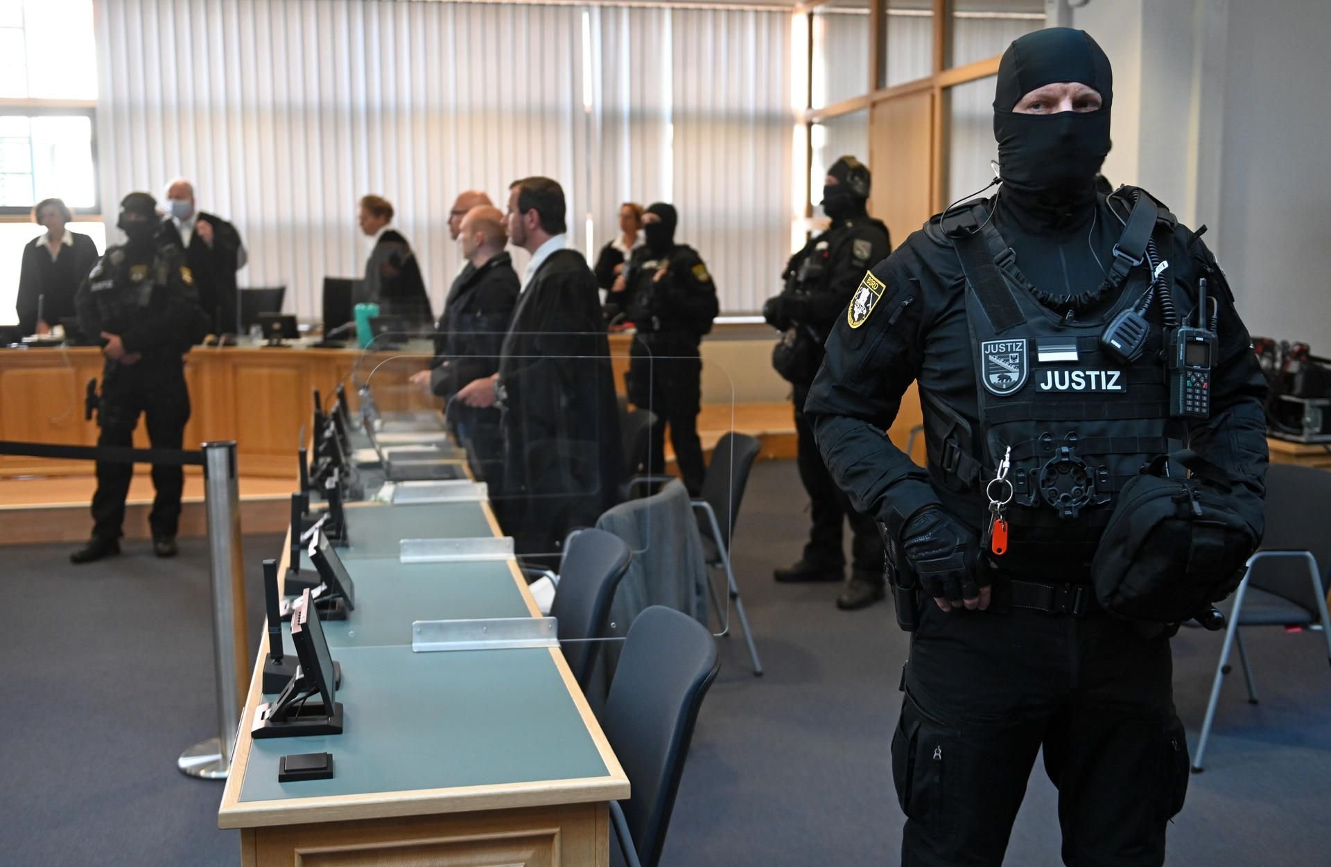 Der Angeklagte Stephan B. (6.v.l.) steht zu Beginn eines Prozesstages neben seinen Verteidigern Hans-Dieter Weber (l.) und Thomas Rutkowski im Landgericht.