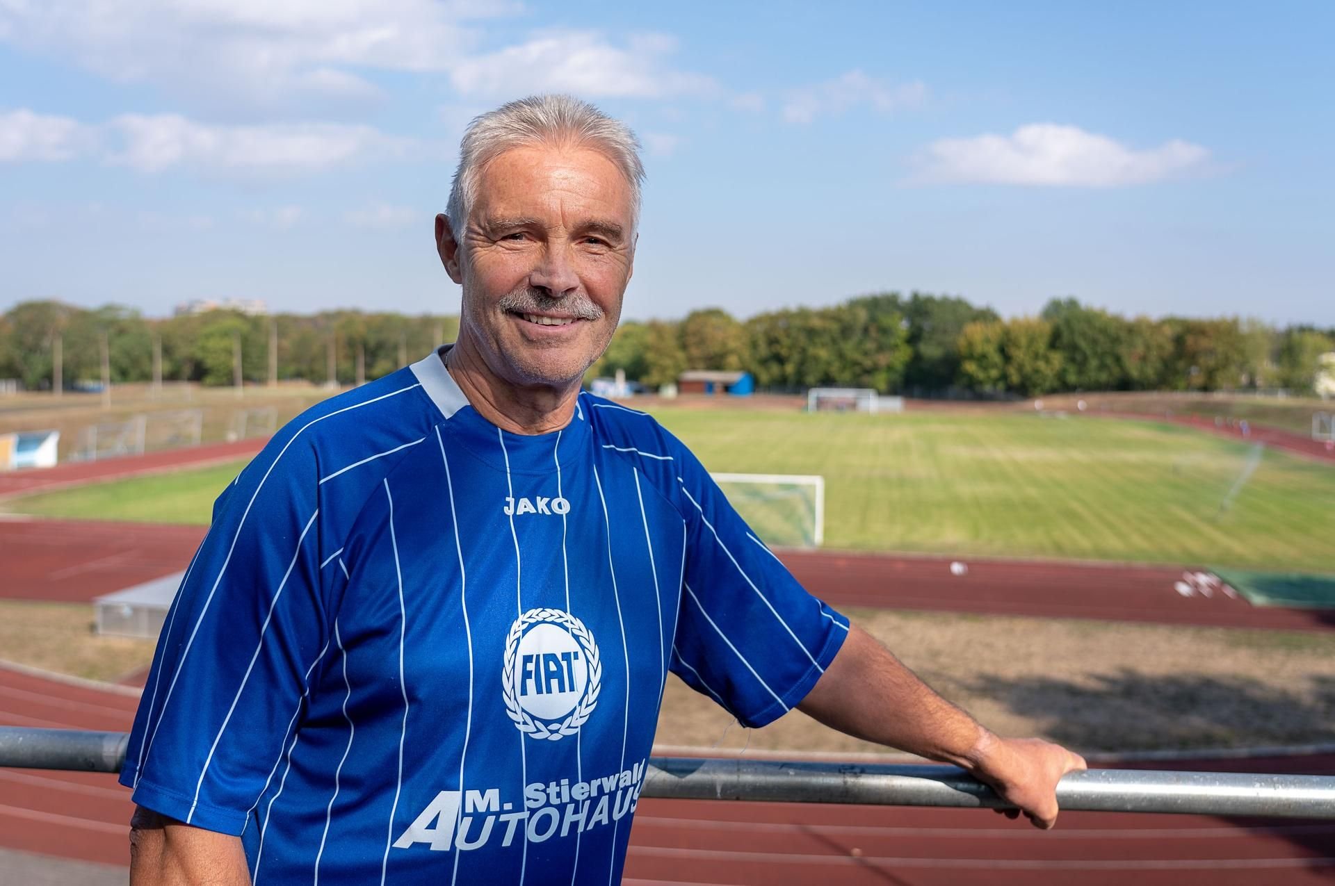 Manfred Stierwald auf dem Felsen-Sportplatz in Halle.