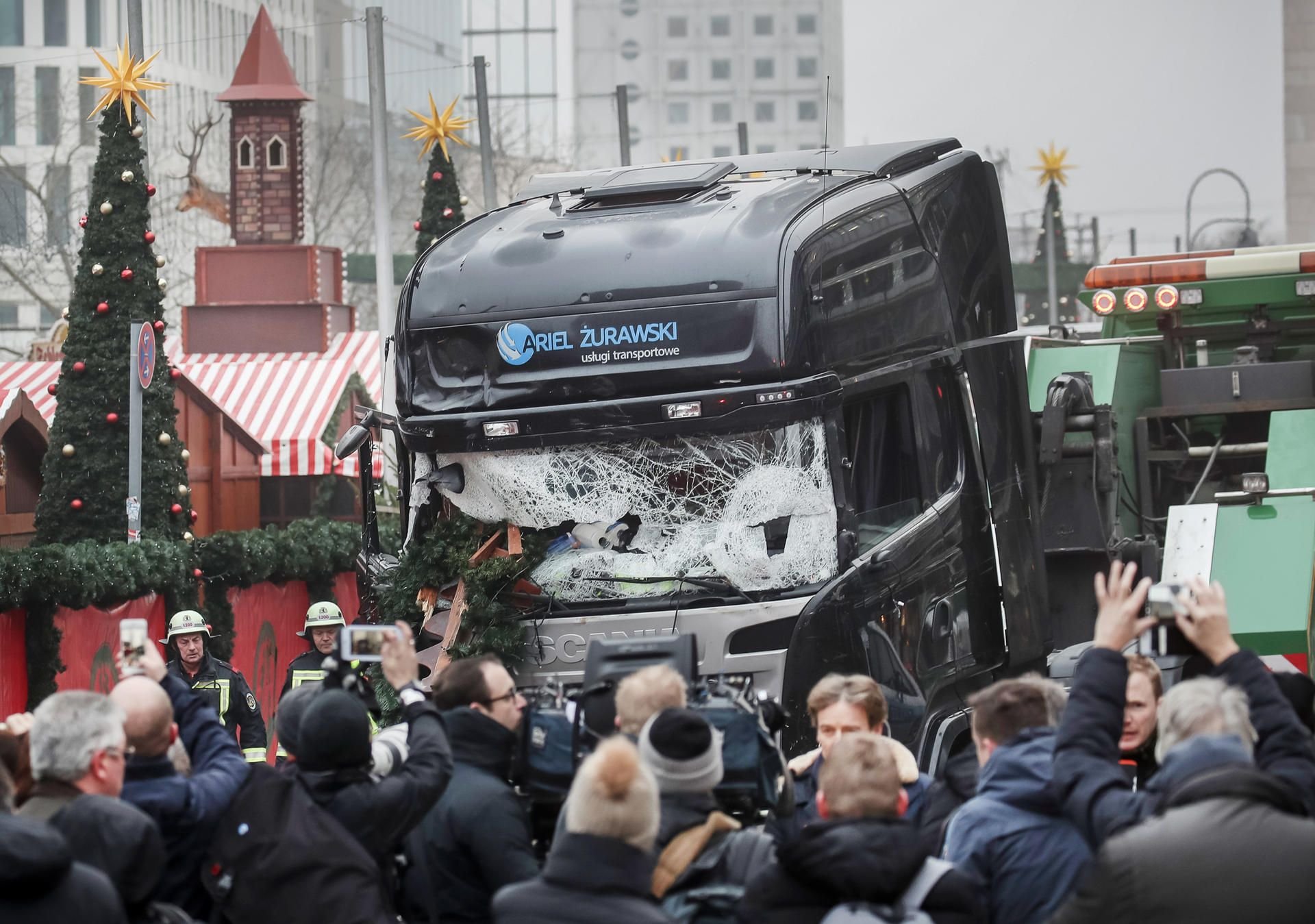 Schaulustige und Reporter stehen vor dem Lkw mit dem ein Anschlag auf den Weihnachtsmarkt verübt worden war. Bei dem Terroranschlag 2016 starben 12 Menschen.