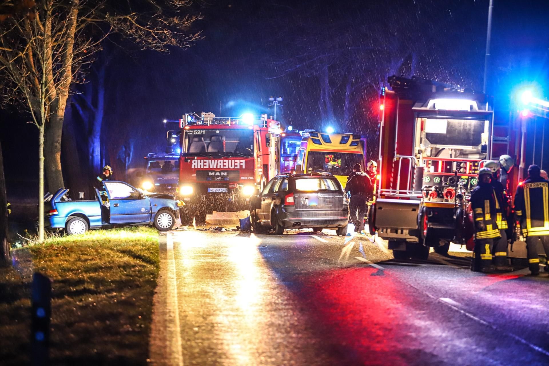Bei dem schweren Unfall am Montagabend wurden vier Menschen zum Teil schwer verletzt.