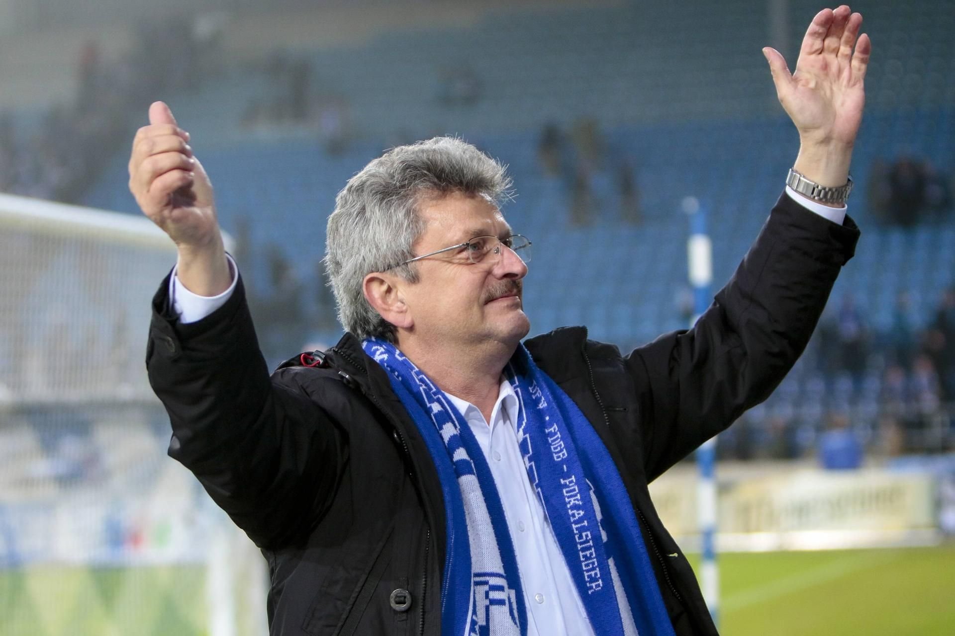 1. FC Magdeburg-Präsident Peter Fechner kann sich über die Abstimmung freuen.